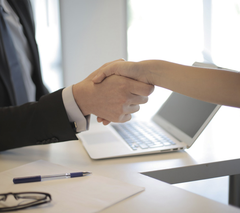 ¿Cuáles son las funciones que ejerce un abogado experto en derecho laboral en una empresa?